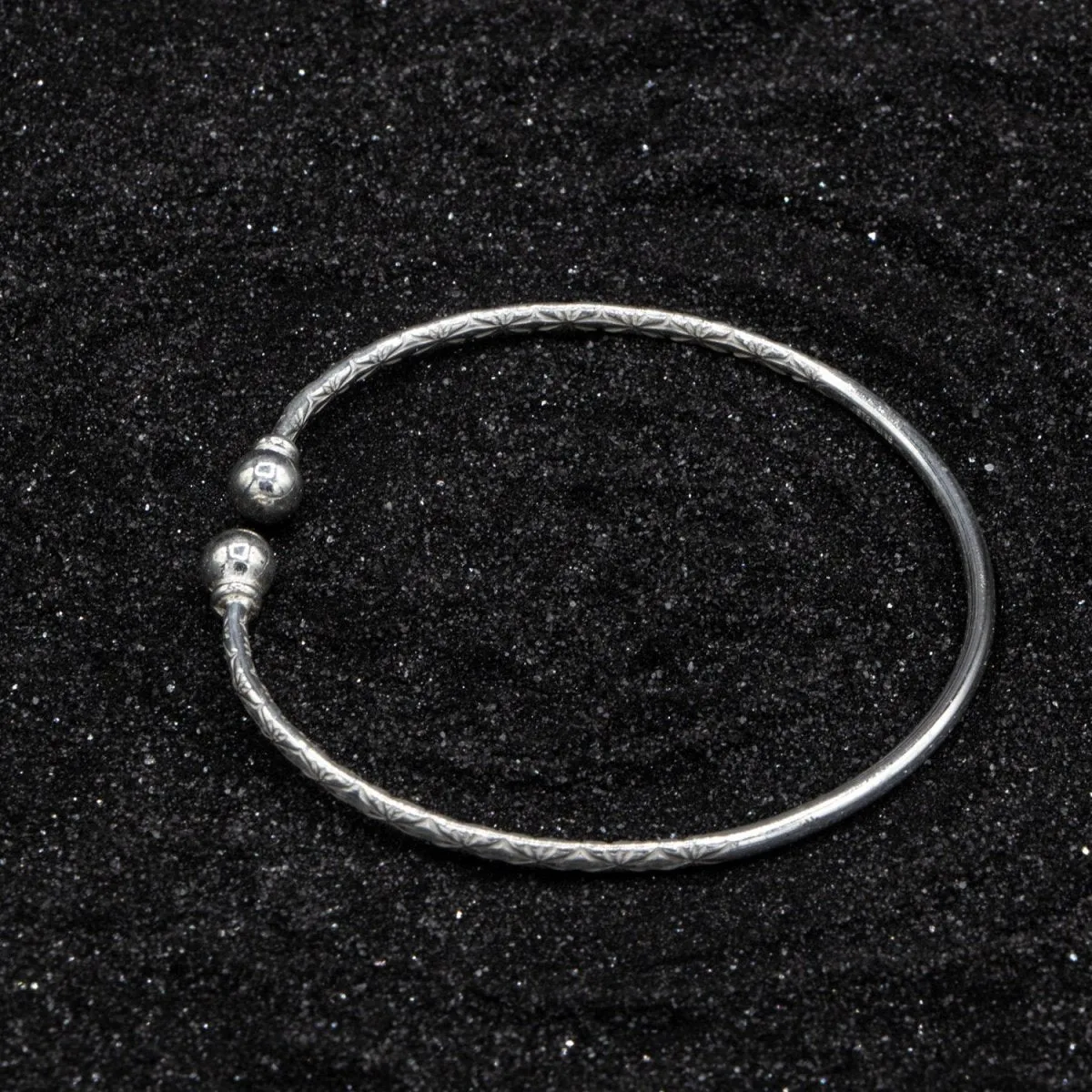 Extra Light Solid Ball Bangle with Calypso Pattern