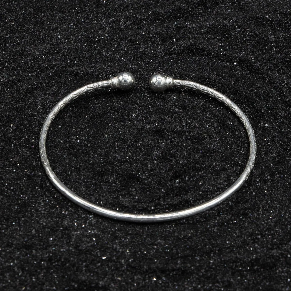 Extra Light Solid Ball Bangle with Calypso Pattern